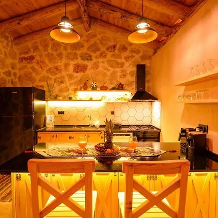 Kalkan / Patara'da Dogayla Ic Ice Balayi Villasi Vila