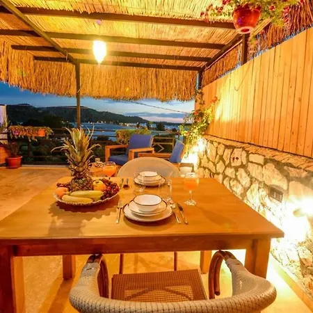 Kalkan / Patara'da Dogayla Ic Ice Balayi Villasi Vila Adakoy