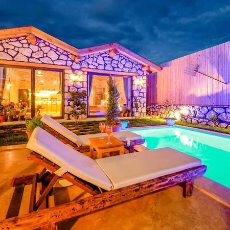 Kalkan / Patara'da Dogayla Ic Ice Balayi Villasi