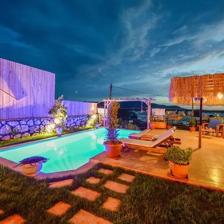 Kalkan / Patara'da Dogayla Ic Ice Balayi Villasi Vila