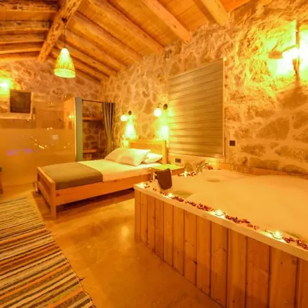 Kalkan / Patara'da Dogayla Ic Ice Balayi Villasi Vila Adakoy
